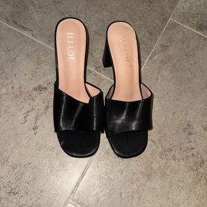 Elegant Black Heels with Classic Design